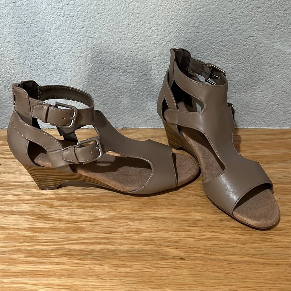 Size 9 Croft&Barrel wedge sandals with Ortholite sole